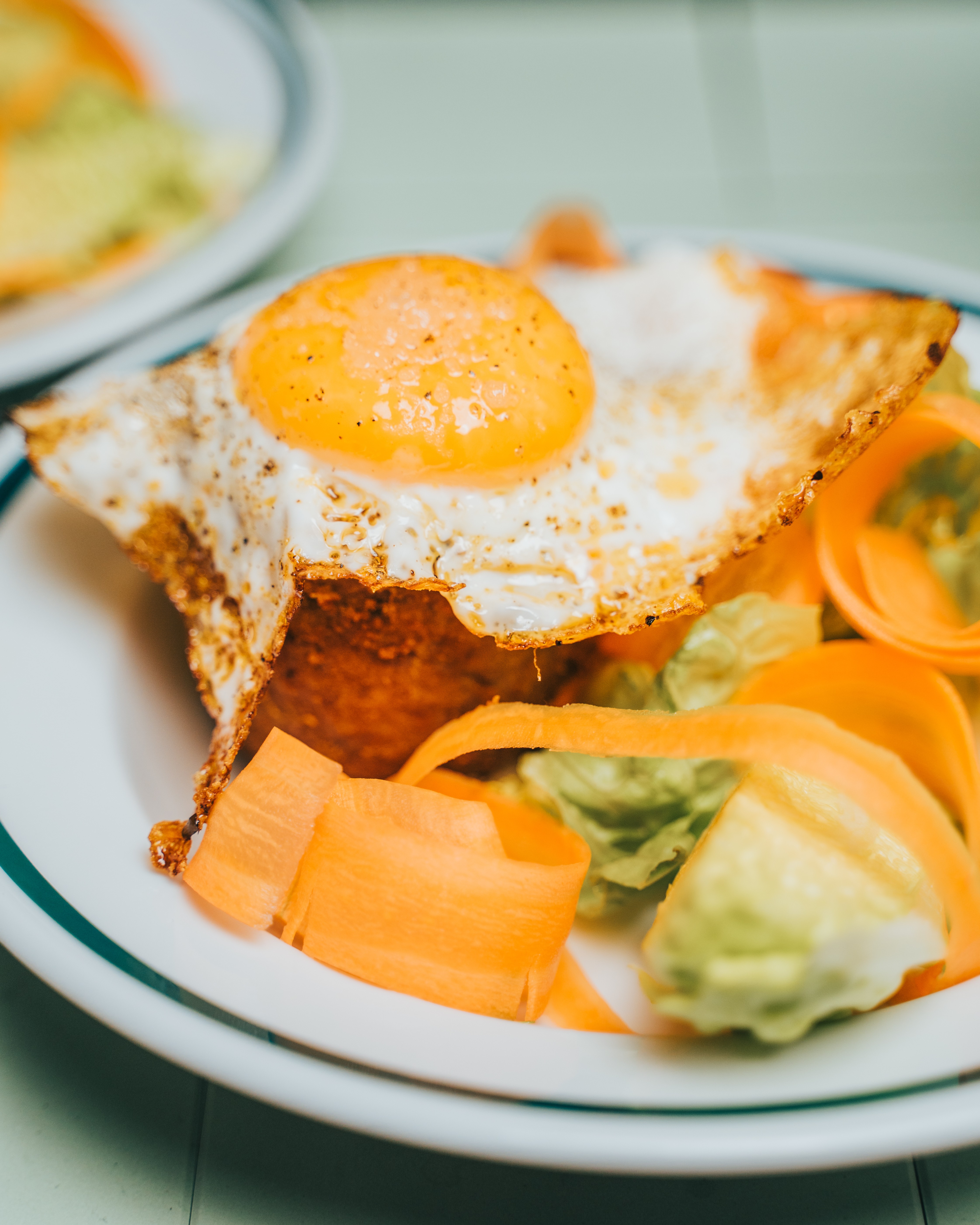 Sucrinesalade, wortellinten & gebakken ei 