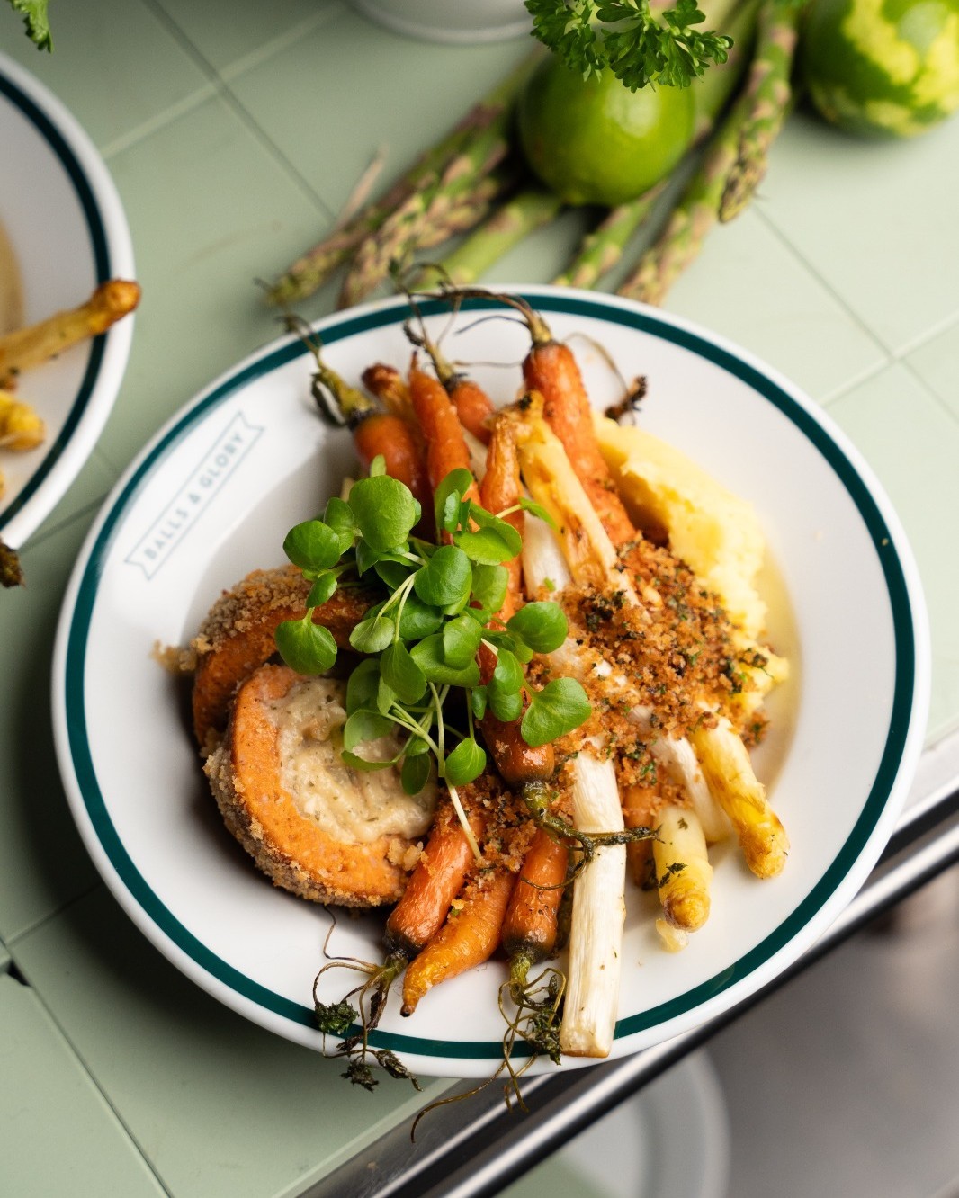 Boulettes d'agneau aux asperges, purée de pommes de terre et carottes